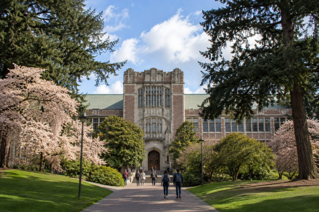 Edifício universitário cercado por árvores e jardins em um campus da região do Puget Sound, representando o sistema educacional dos Estados Unidos.