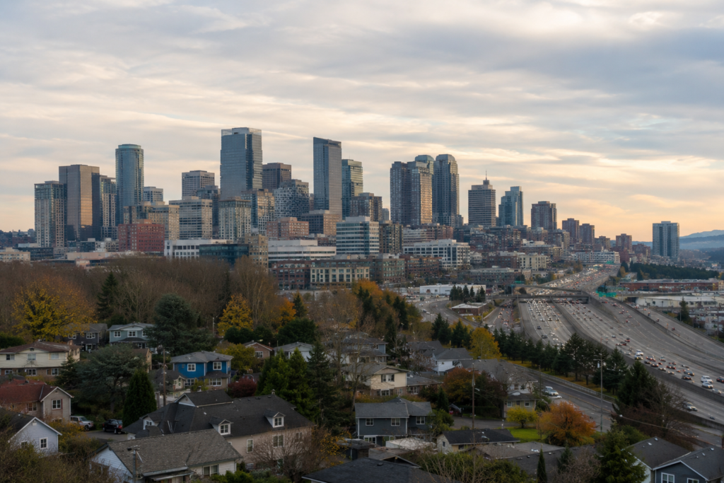 Vista ampla de uma cidade da região do Puget Sound com bairros residenciais, edifícios comerciais e rodovia, representando a identificação de cidades em endereços nos Estados Unidos.