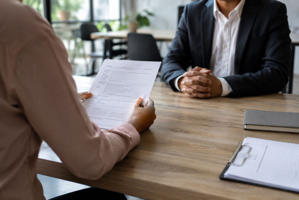 Processo de contratação em uma empresa com candidato participando de entrevista de emprego em um escritório.