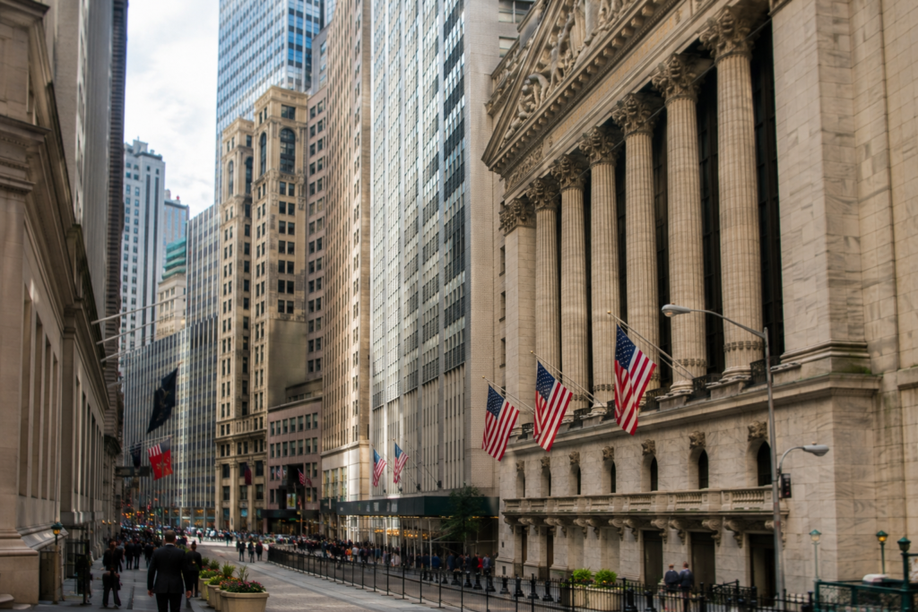 Distrito financeiro com edifícios comerciais e institucionais em uma grande cidade dos Estados Unidos, representando o sistema financeiro americano.