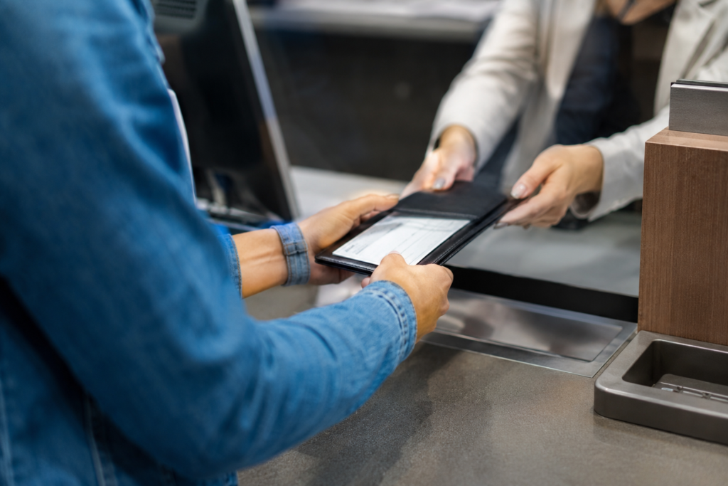Cliente realizando atendimento em uma instituição financeira para abertura ou utilização de uma conta bancária nos Estados Unidos.