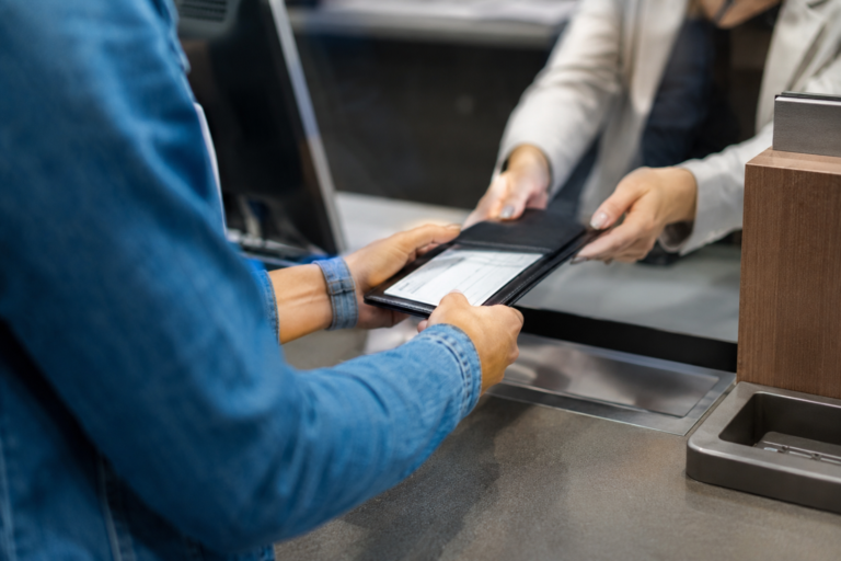 Cliente realizando atendimento em uma instituição financeira para abertura ou utilização de uma conta bancária nos Estados Unidos.