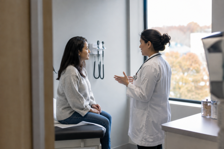 Paciente conversando com uma médica durante uma consulta em um consultório nos Estados Unidos.