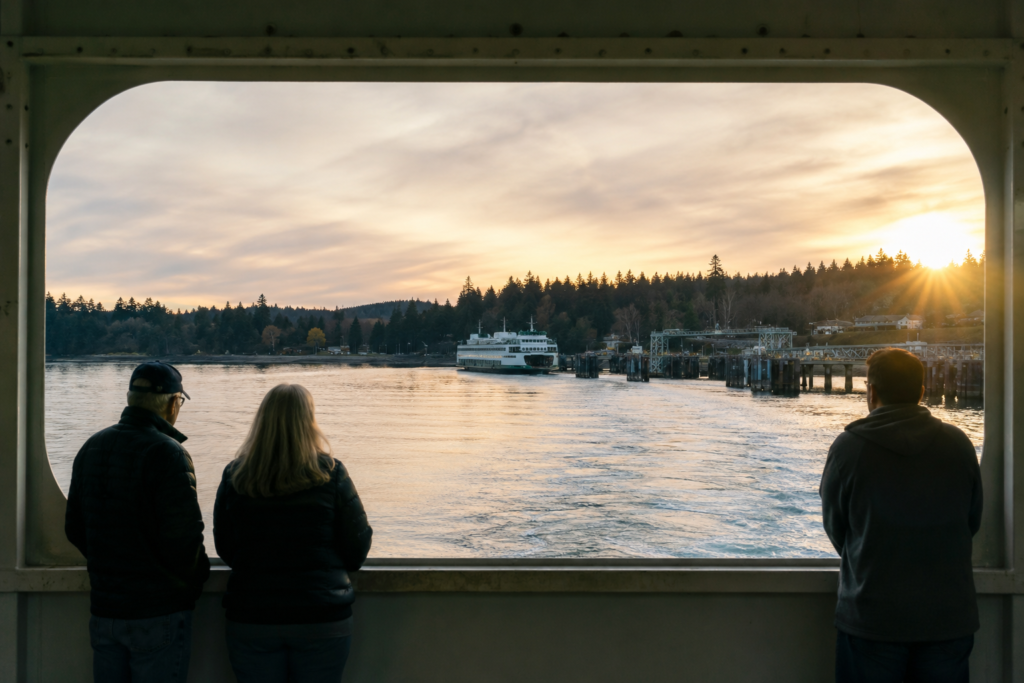 Passageiros observam uma balsa próxima ao terminal durante uma travessia no Puget Sound.