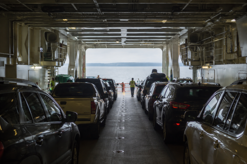 Passageiro caminhando pelo convés de uma balsa durante uma travessia pelo Puget Sound.
