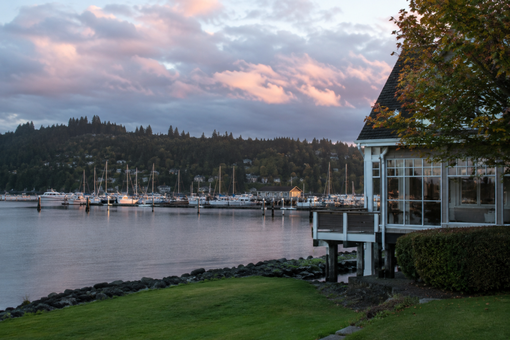 Liberty Bay e a marina de Poulsbo, com veleiros atracados e áreas residenciais arborizadas ao fundo.