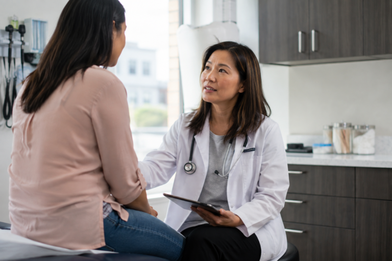 Atendimento de atenção primária durante consulta médica em consultório de saúde.