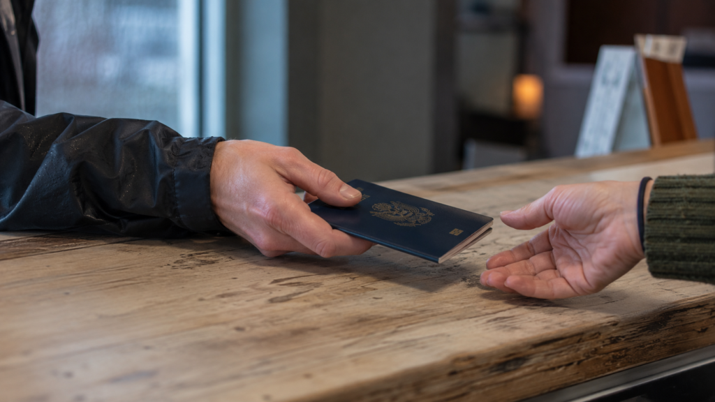 Pessoa apresenta um passaporte brasileiro como documento de identificação em um balcão de atendimento nos Estados Unidos.